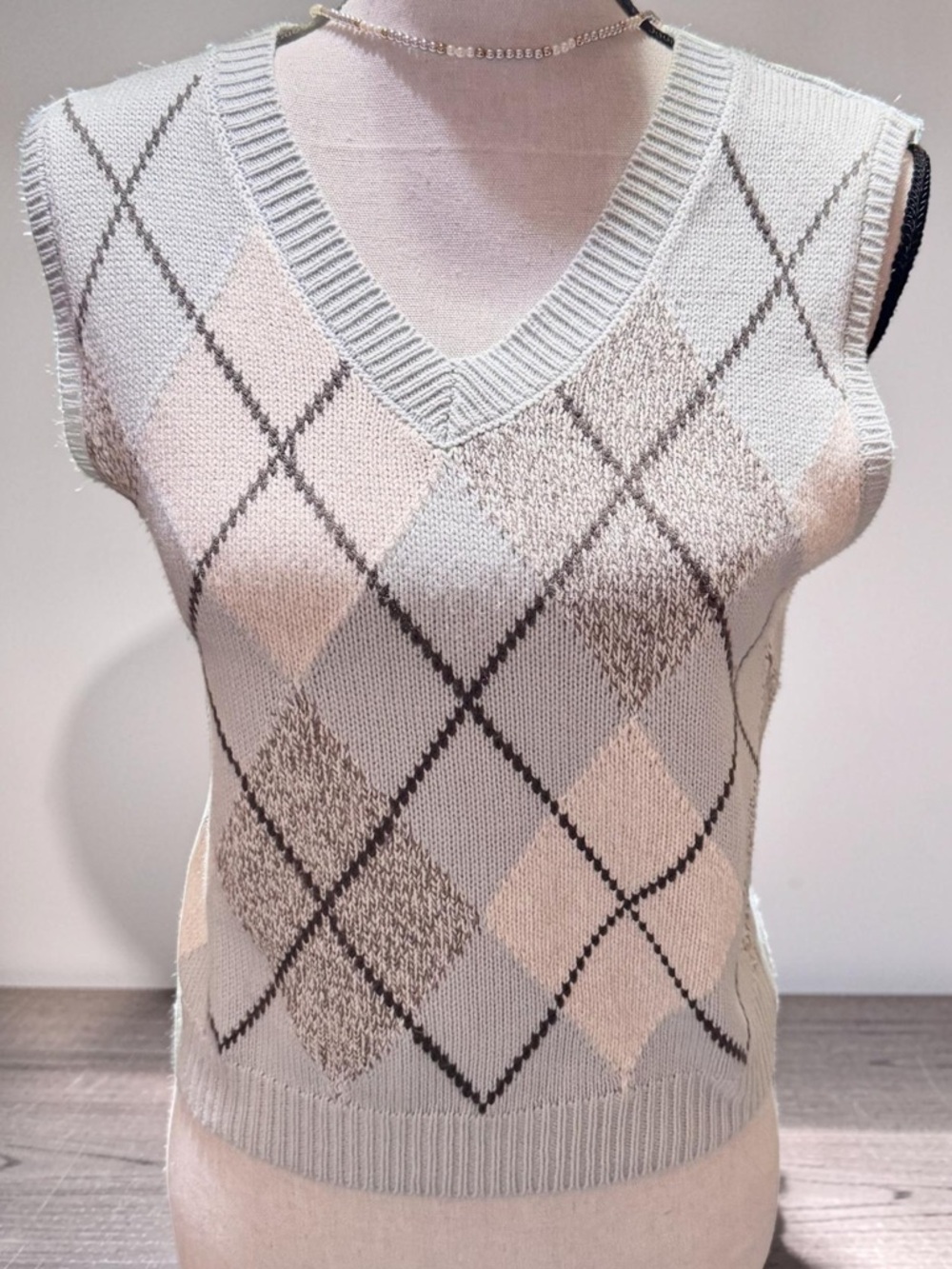 Sleeveless Argyle V-Neck Sweater Vest - Light blue,black,white - Picture 4 of 6